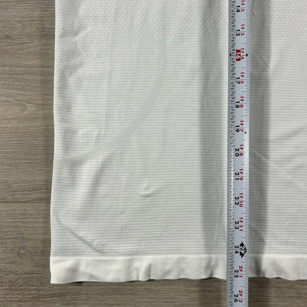 Lululemon Size 6 White Swiftly Tech Athletic Tee Short Sleeve Top Waist Length